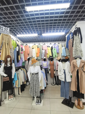 无兑费转让西市场2楼b区1通道两个服装摊位